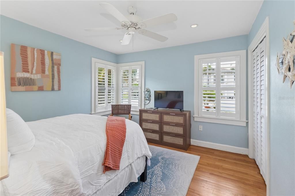 For Sale: $1,995,000 (3 beds, 2 baths, 1377 Square Feet)