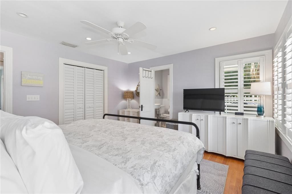 For Sale: $1,995,000 (3 beds, 2 baths, 1377 Square Feet)
