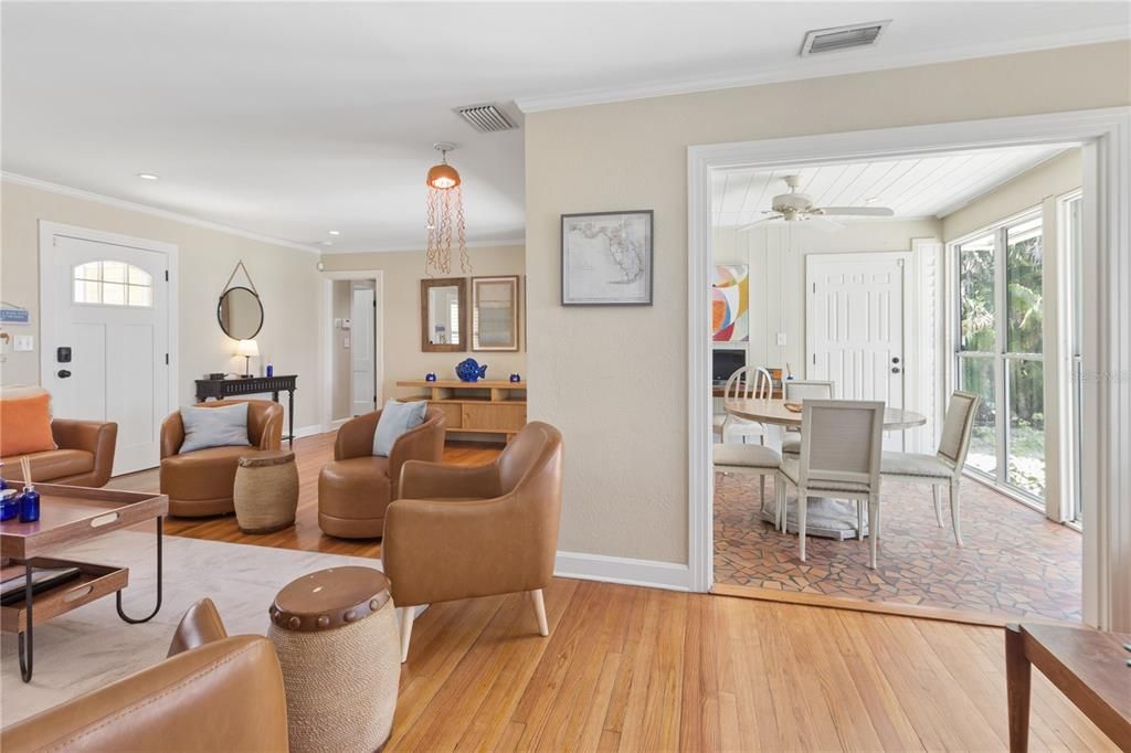 For Sale: $1,995,000 (3 beds, 2 baths, 1377 Square Feet)
