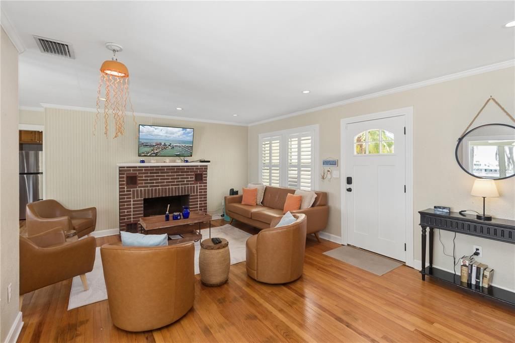 For Sale: $1,995,000 (3 beds, 2 baths, 1377 Square Feet)