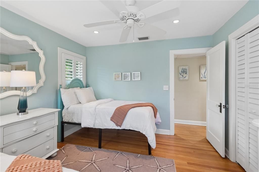 For Sale: $1,995,000 (3 beds, 2 baths, 1377 Square Feet)