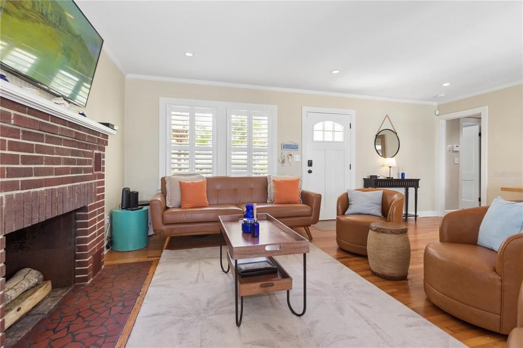 For Sale: $1,995,000 (3 beds, 2 baths, 1377 Square Feet)