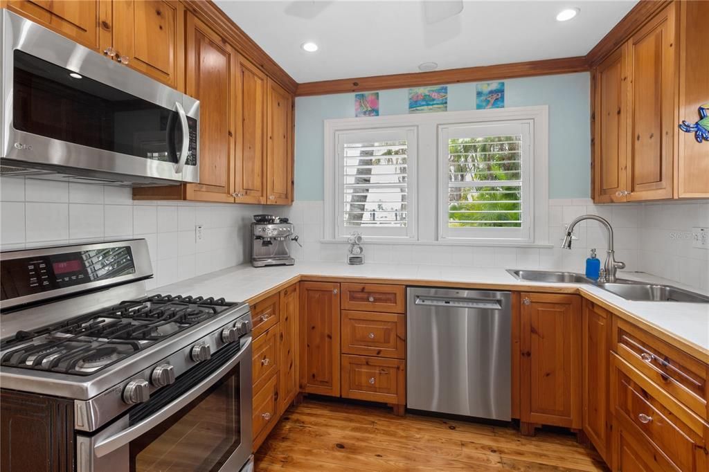 For Sale: $1,995,000 (3 beds, 2 baths, 1377 Square Feet)
