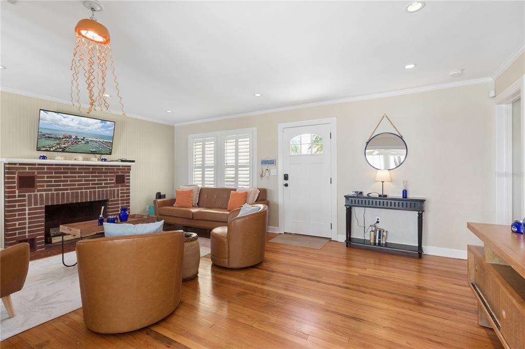 For Sale: $1,995,000 (3 beds, 2 baths, 1377 Square Feet)