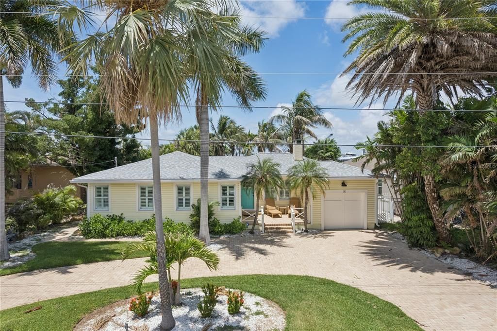 For Sale: $1,995,000 (3 beds, 2 baths, 1377 Square Feet)