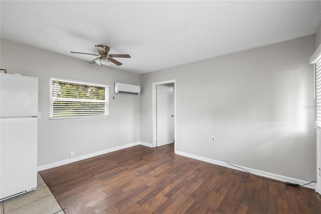 待售: $270,000 (2 贝兹, 1 浴室, 1385 平方英尺)