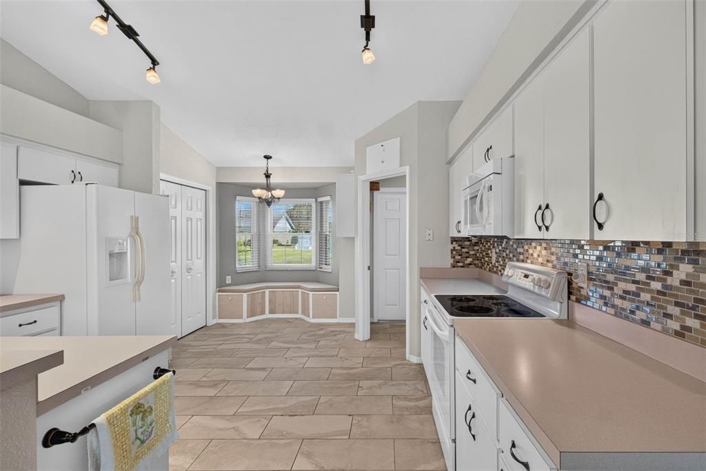 For Sale: $300,000 (3 beds, 2 baths, 1558 Square Feet)