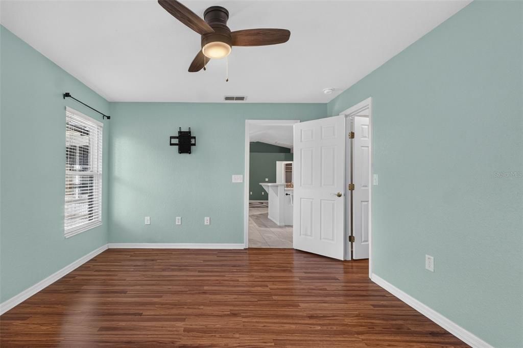 For Sale: $300,000 (3 beds, 2 baths, 1558 Square Feet)