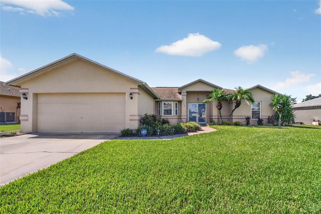 For Sale: $300,000 (3 beds, 2 baths, 1558 Square Feet)