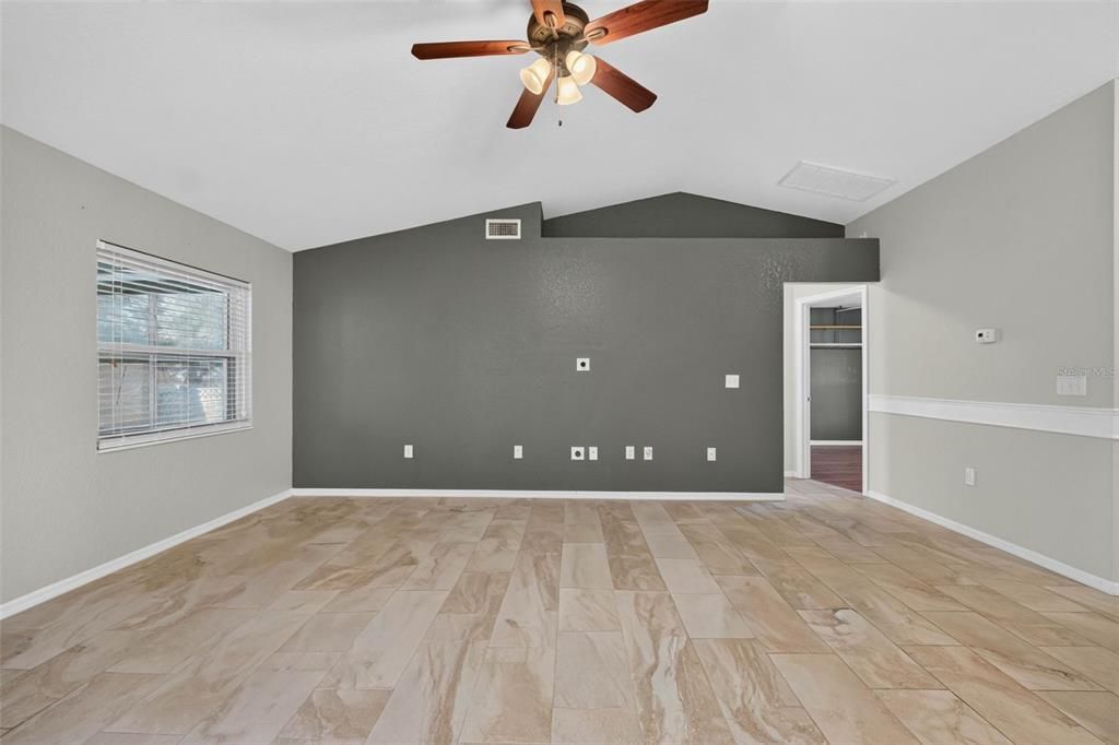 For Sale: $300,000 (3 beds, 2 baths, 1558 Square Feet)