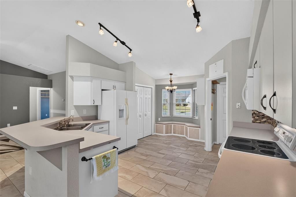 For Sale: $300,000 (3 beds, 2 baths, 1558 Square Feet)