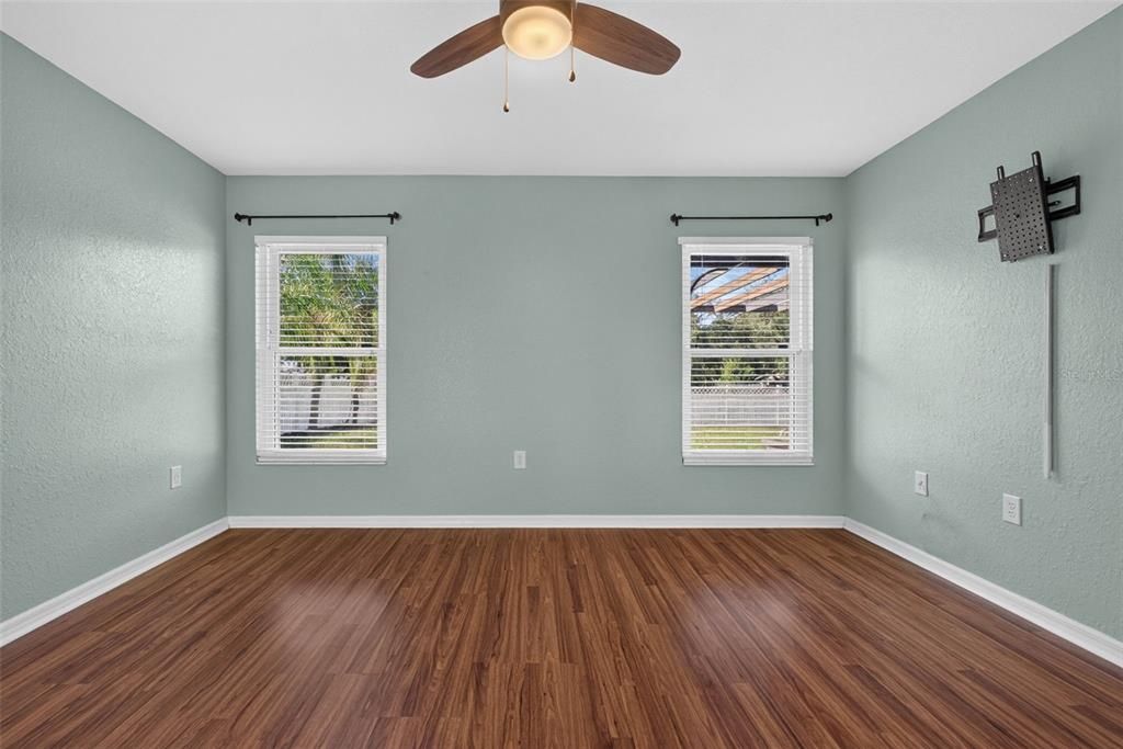 For Sale: $300,000 (3 beds, 2 baths, 1558 Square Feet)