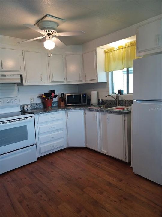 For Sale: $85,000 (2 beds, 1 baths, 864 Square Feet)