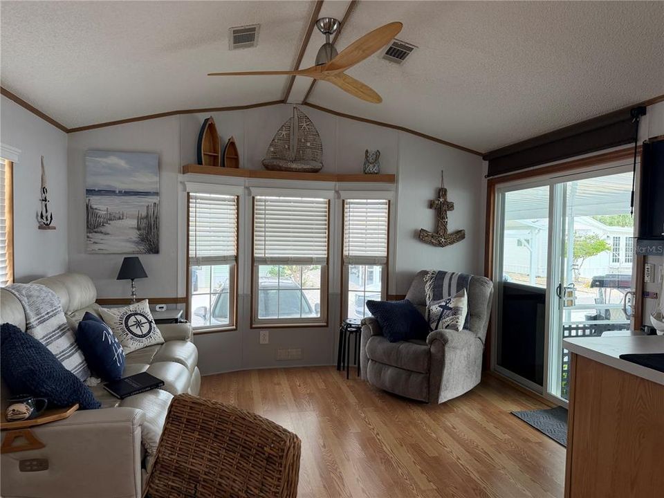 For Sale: $135,000 (1 beds, 1 baths, 455 Square Feet)