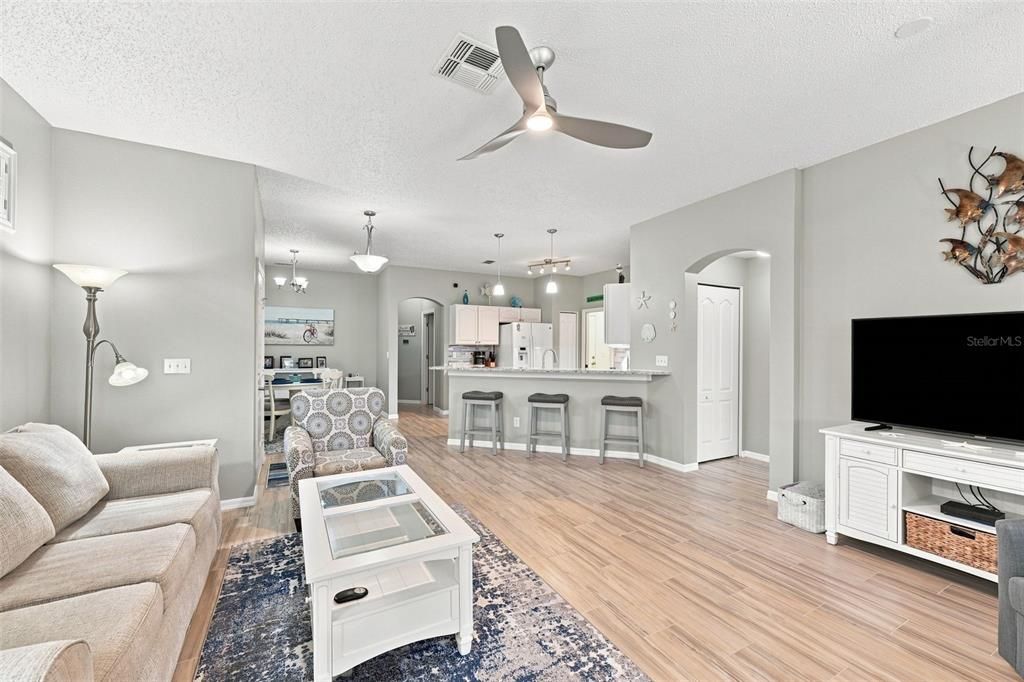 For Sale: $224,900 (2 beds, 2 baths, 1340 Square Feet)