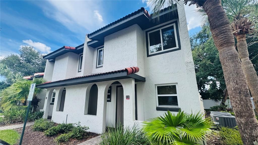 For Rent: $2,000 (2 beds, 2 baths, 1052 Square Feet)