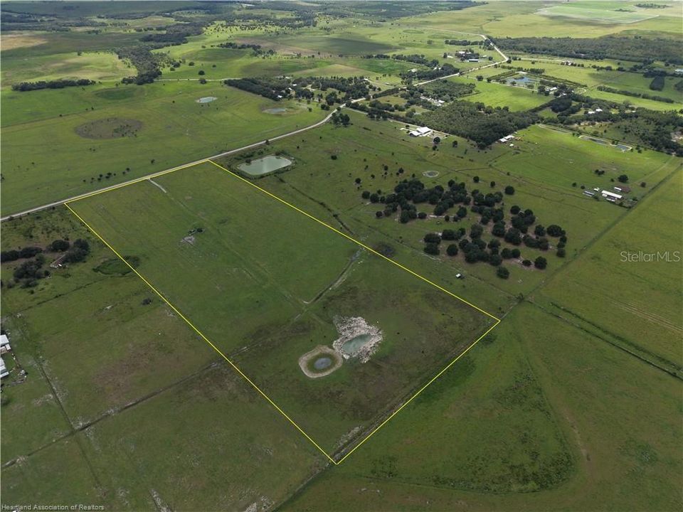 На продажу: $980,375 (35.65 acres)