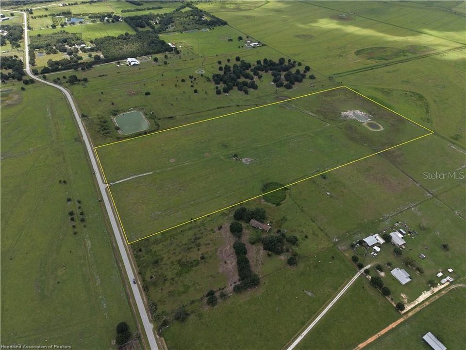 На продажу: $980,375 (35.65 acres)