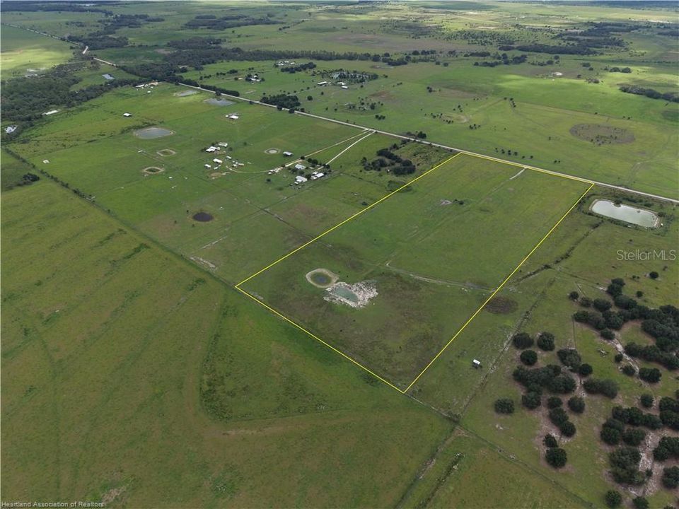 На продажу: $980,375 (35.65 acres)