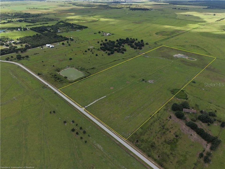 На продажу: $980,375 (35.65 acres)