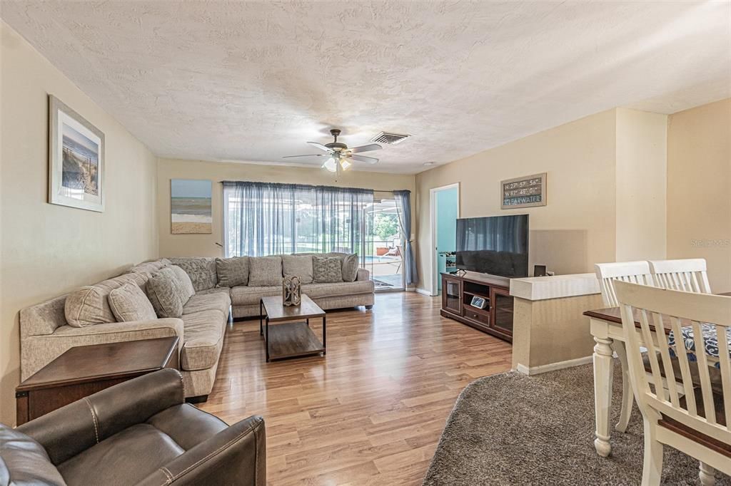 Activo con contrato: $450,000 (3 camas, 2 baños, 1394 Pies cuadrados)