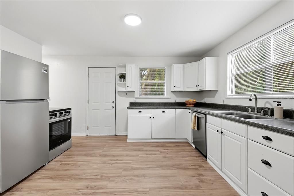 待售: $164,900 (2 贝兹, 1 浴室, 912 平方英尺)