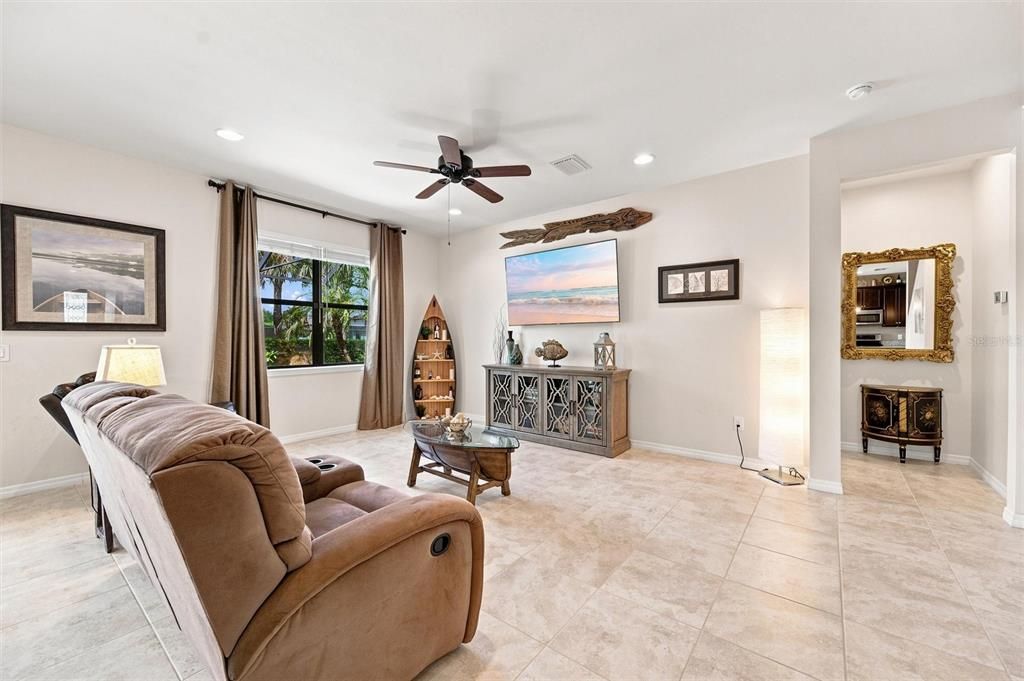 En Venta: $599,000 (4 camas, 2 baños, 2819 Pies cuadrados)