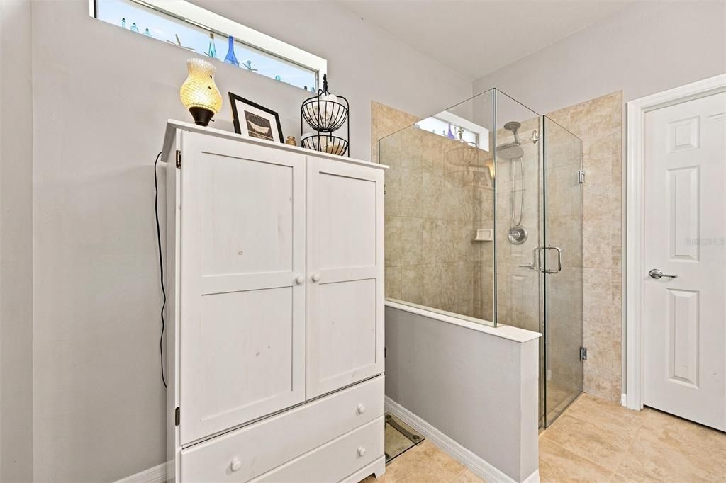 En Venta: $599,000 (4 camas, 2 baños, 2819 Pies cuadrados)