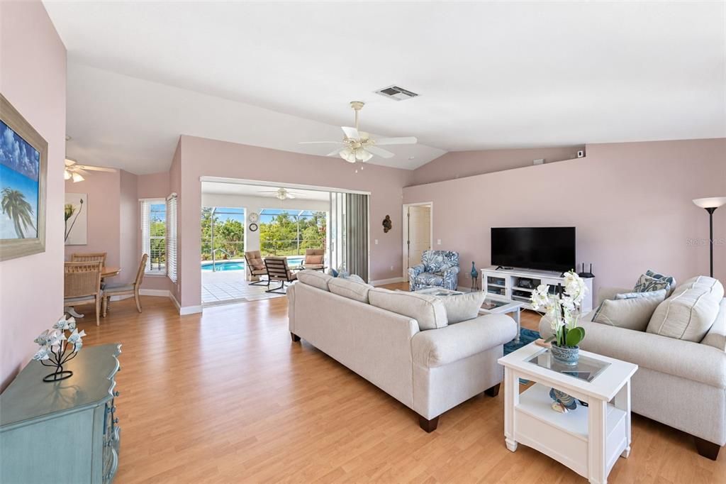 На продажу: $349,900 (3 спален, 2 ванн, 1715 Квадратных фут)