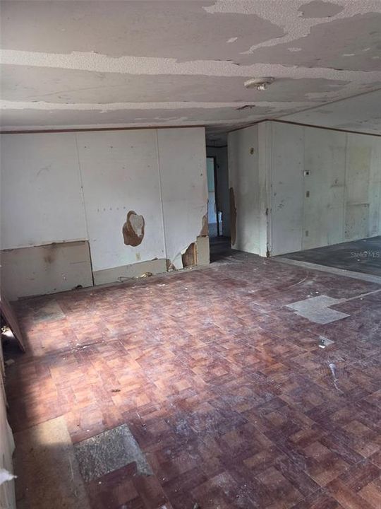 For Sale: $185,000 (5 beds, 2 baths, 2280 Square Feet)