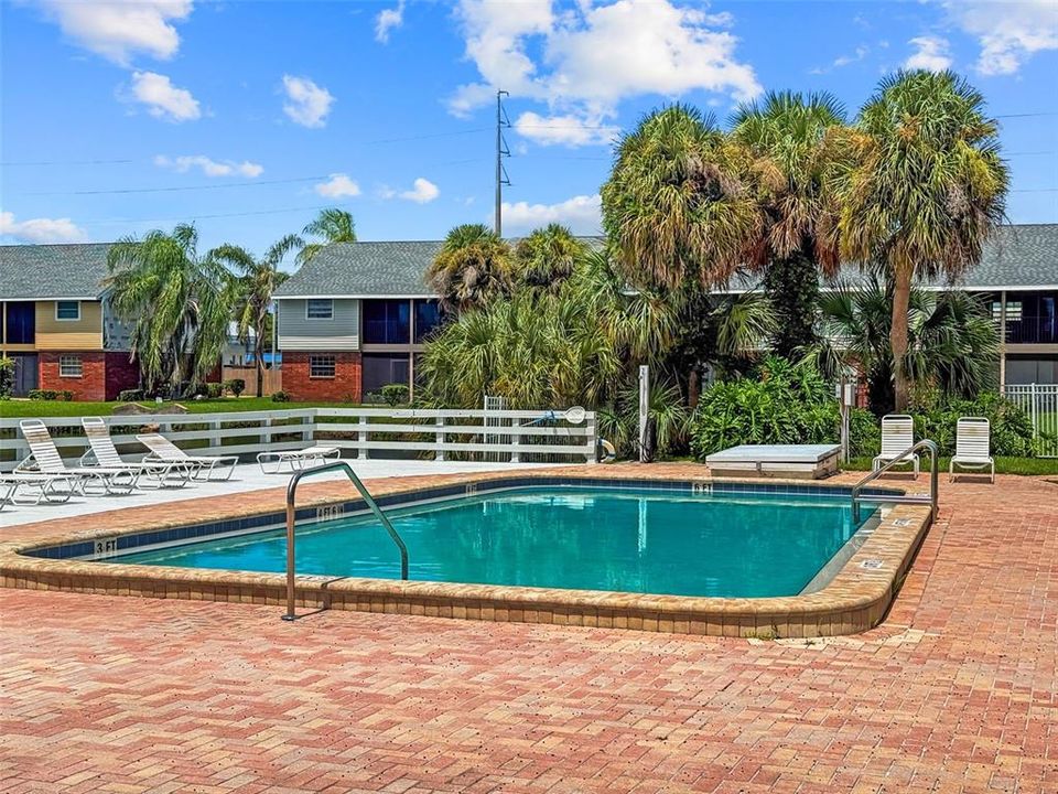 For Sale: $114,000 (1 beds, 1 baths, 856 Square Feet)