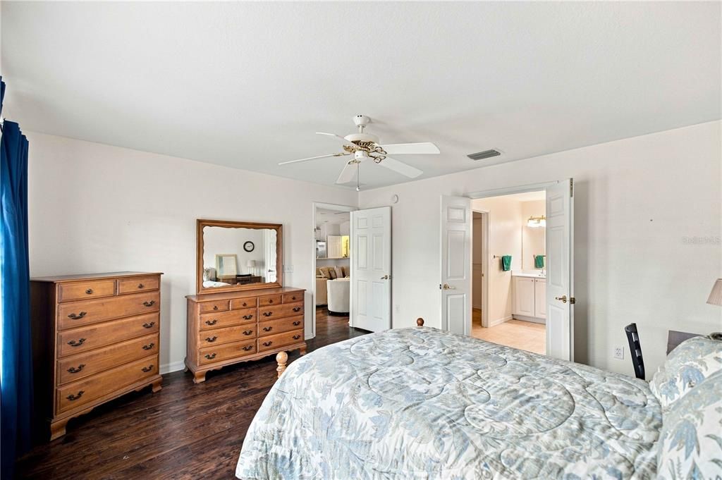 For Sale: $299,000 (2 beds, 2 baths, 1720 Square Feet)
