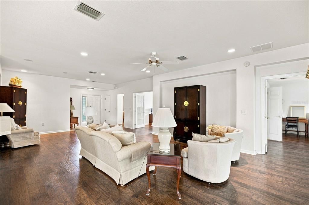 For Sale: $299,000 (2 beds, 2 baths, 1720 Square Feet)