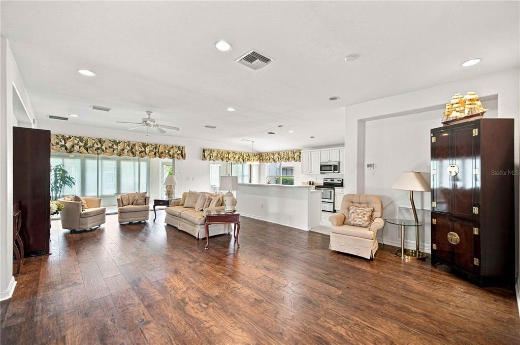 For Sale: $299,000 (2 beds, 2 baths, 1720 Square Feet)