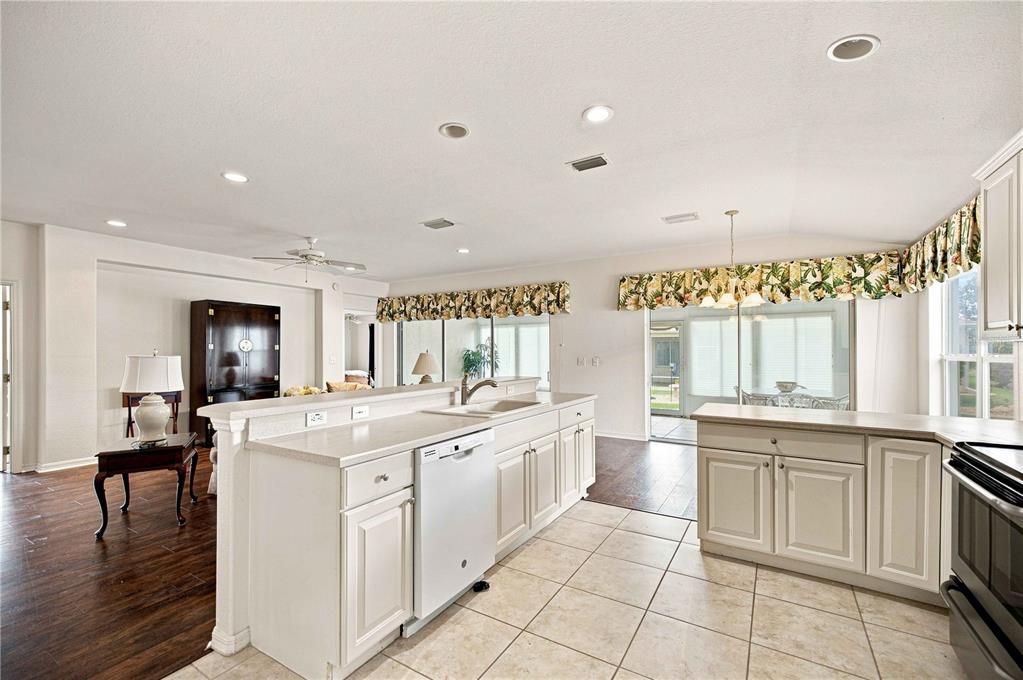 For Sale: $299,000 (2 beds, 2 baths, 1720 Square Feet)