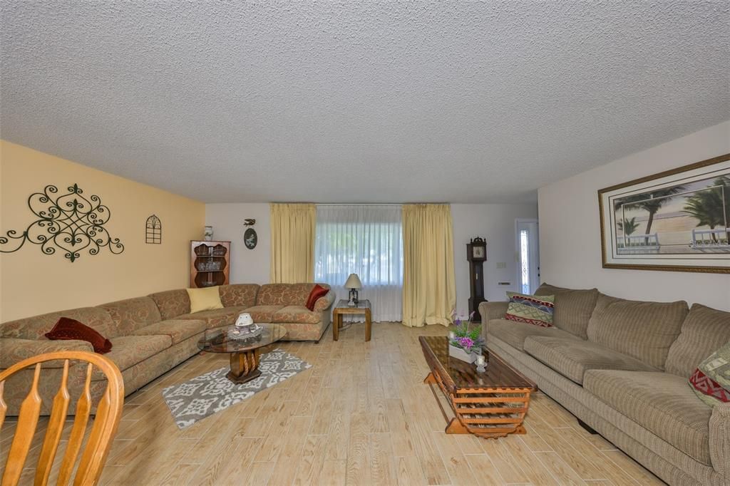 En Venta: $339,000 (4 camas, 3 baños, 1684 Pies cuadrados)