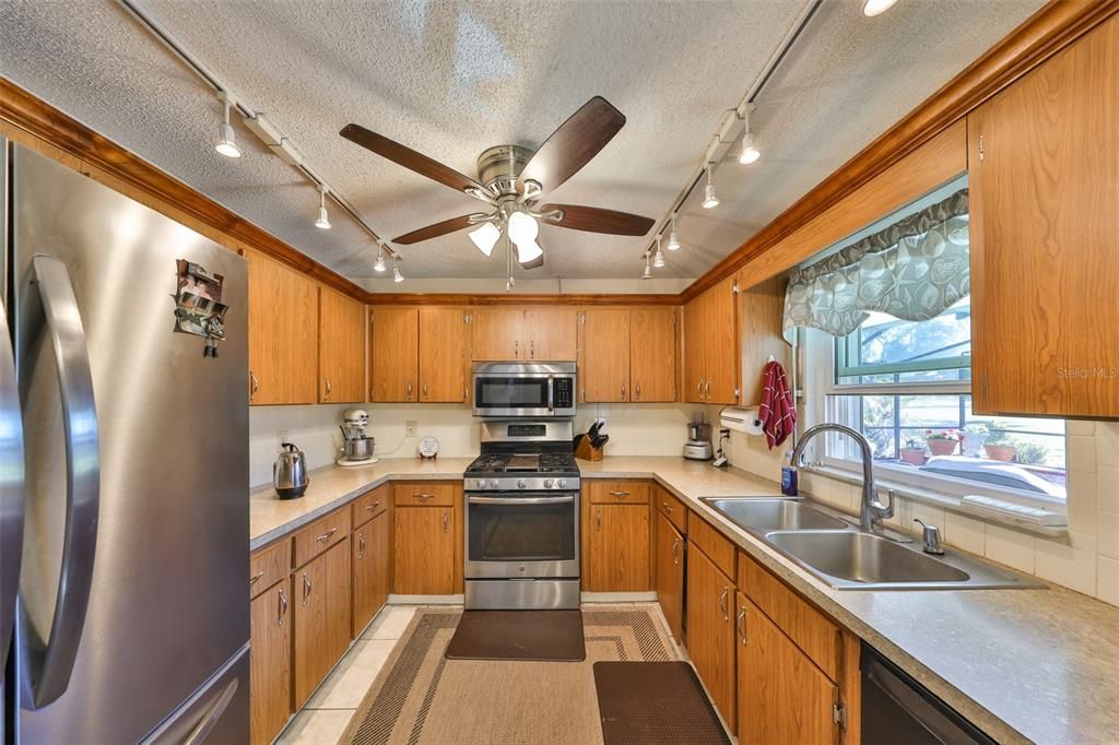En Venta: $339,000 (4 camas, 3 baños, 1684 Pies cuadrados)