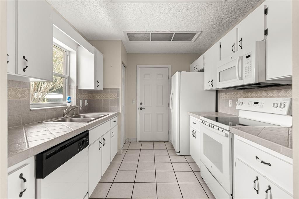 For Sale: $297,500 (2 beds, 2 baths, 1104 Square Feet)