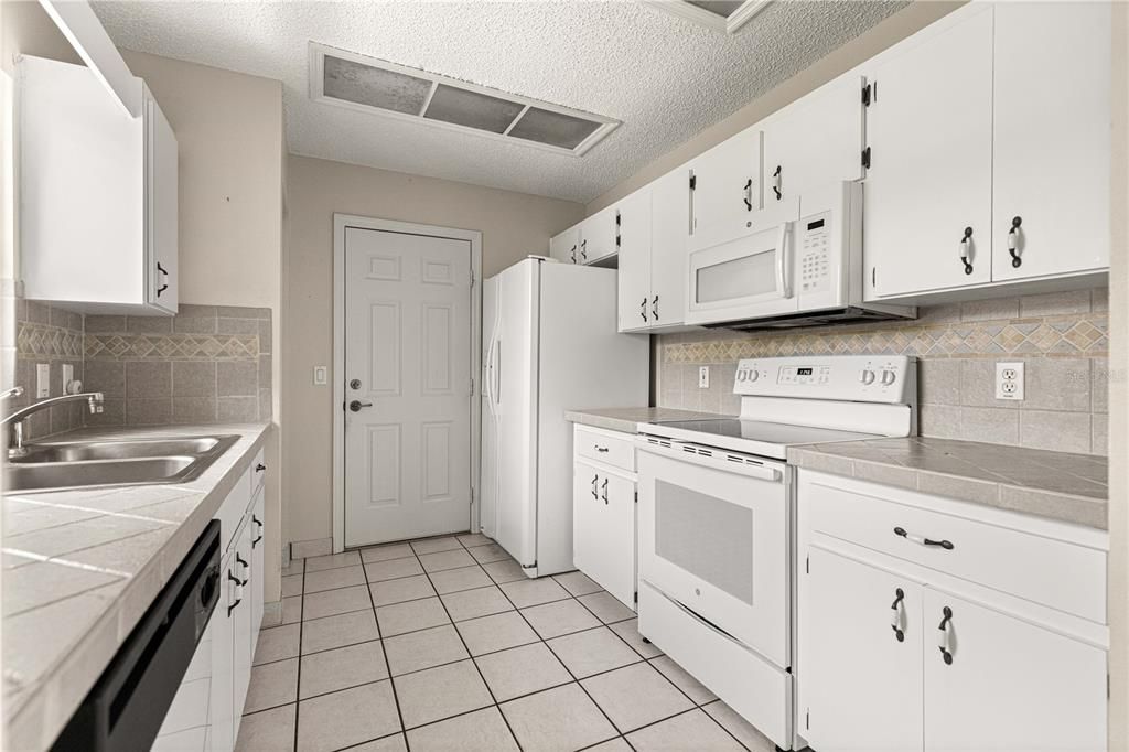 For Sale: $297,500 (2 beds, 2 baths, 1104 Square Feet)
