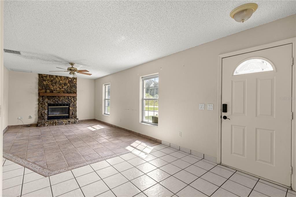 For Sale: $297,500 (2 beds, 2 baths, 1104 Square Feet)