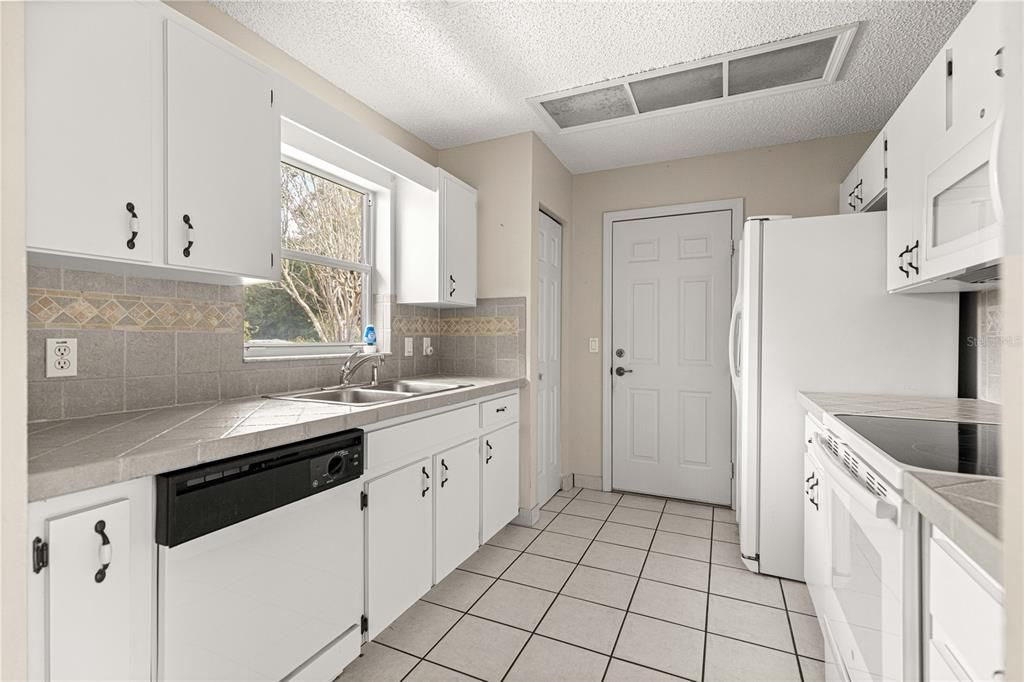 For Sale: $297,500 (2 beds, 2 baths, 1104 Square Feet)
