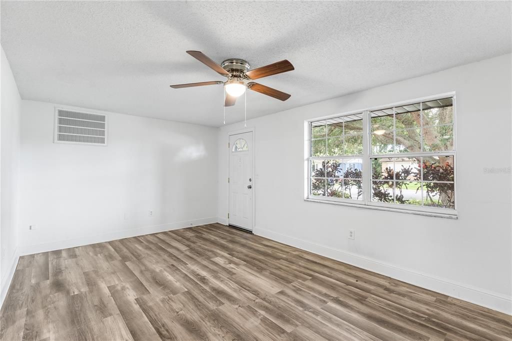 Active With Contract: $234,900 (3 beds, 2 baths, 1524 Square Feet)