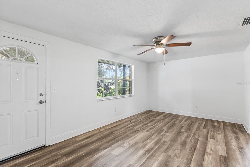 Active With Contract: $234,900 (3 beds, 2 baths, 1524 Square Feet)