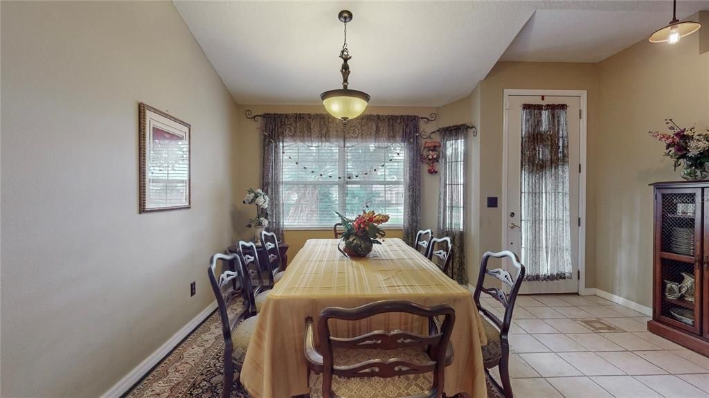 For Sale: $345,000 (3 beds, 2 baths, 1678 Square Feet)