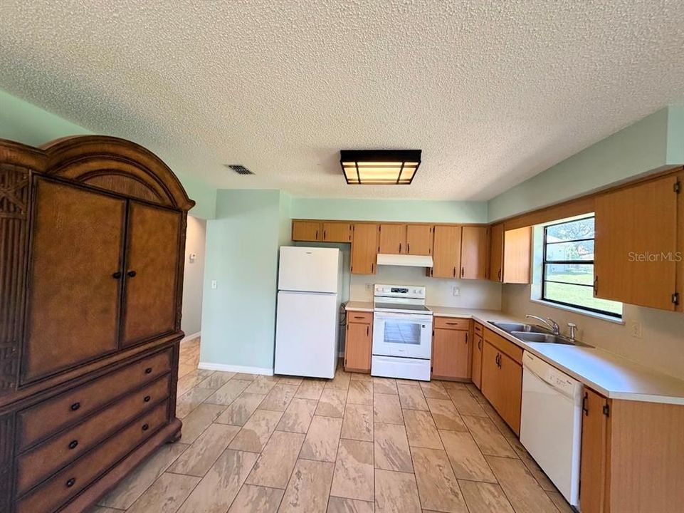 For Rent: $1,600 (3 beds, 2 baths, 1204 Square Feet)