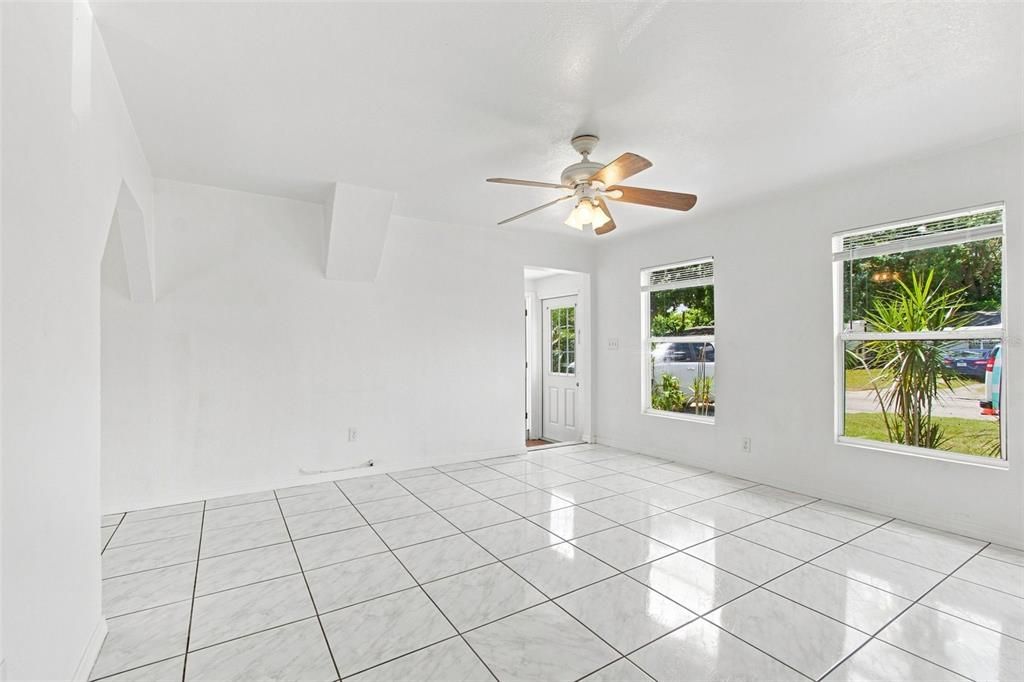 For Sale: $290,000 (3 beds, 1 baths, 1040 Square Feet)