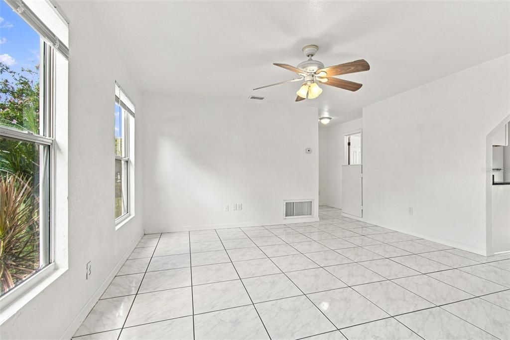 For Sale: $290,000 (3 beds, 1 baths, 1040 Square Feet)