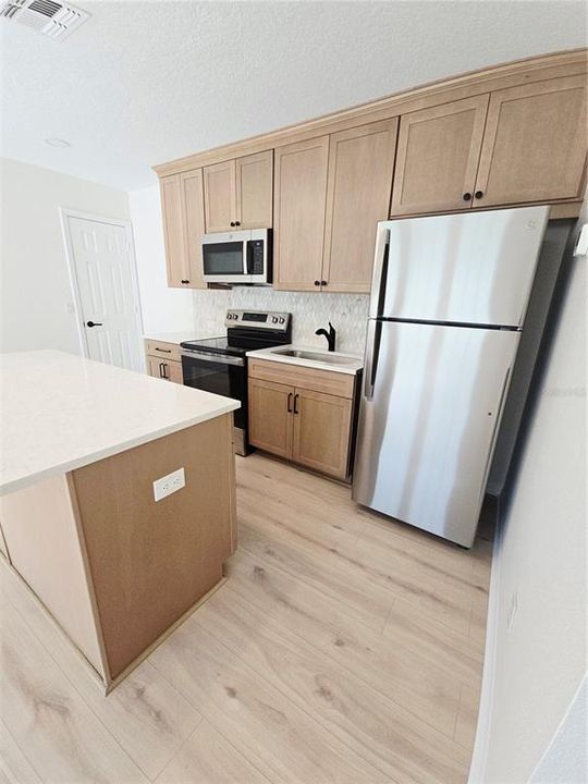 For Rent: $1,825 (1 beds, 1 baths, 713 Square Feet)