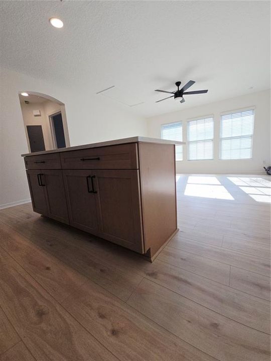 For Rent: $1,825 (1 beds, 1 baths, 713 Square Feet)