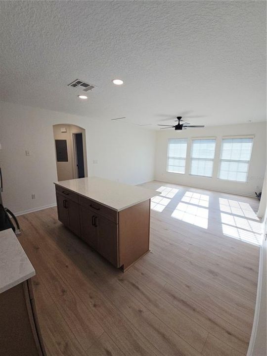 For Rent: $1,825 (1 beds, 1 baths, 713 Square Feet)